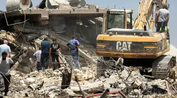 Lübnan'da enkaz altındaki 3 kişinin cenazesi çıkarıldı