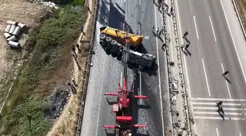 Hafriyat kamyonu takla attı: Şoför ağır yaralandı