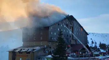 Grand Kartal Oteli sahibine ait kaçak yapılar iş makineleriyle yıkıldı