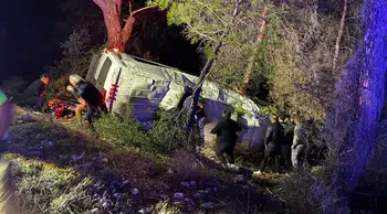 Antalya'da minibüs şarampole devrildi: 15 kişi yaralandı