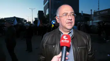 Halk TV önünde toplanan gazetecilerden kayyım tepkisi
