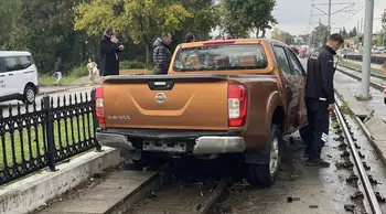 Samsun'da pikap kontrolden çıktı tramvay yoluna girdi