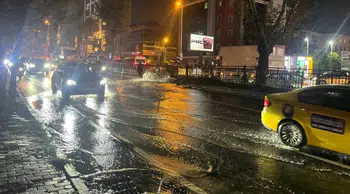 Beşiktaş'ta çalışma sırasında su borusu patladı, alt geçidi su bastı