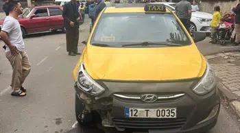Bingöl'de taksi elektrikli bisiklete çarptı: 2 çocuk hastaneye kaldırıldı