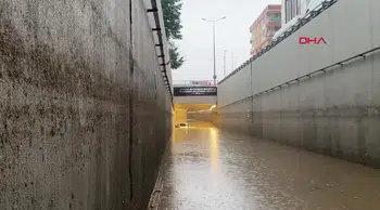 Antalya'da sağanak yağış: Kepez'de su seviyesi dize ulaştı