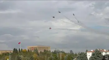 Türk Yıldızları Anıtkabir üzerinde saygı uçuşu yaptı
