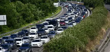 Bayram dönüşü yollar kilitlendi: Kilometrelerce araç kuyruğu oluştu