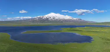 Bitlis'in doğal güzelliği havadan görüntülendi: Süphan Dağı ile Cil Gölü