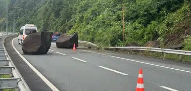 Rize'de kopan kayalar Sahil Yolu'na düştü