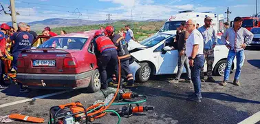 Sakarya'da iki otomobil çarpıştı: 1'i bebek 7 yaralı