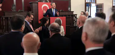 Özgür Özel, 91 milletvekilli YENİ Parti'nin ilk genel başkanı seçildi