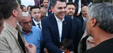 Bakan Kurum’dan depremzede Yusuf ve dedesine ziyaret: “İyi ki dedesi var iyi ki devleti var…”