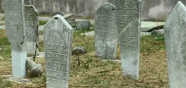 Tarihi Haydarhane Camii haziresindeki mezar taşlarına zarar verildi