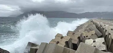Amasra’da kuvvetli rüzgar etkili oldu: Denizin rengi değişti