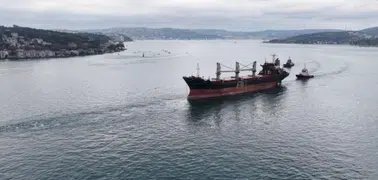 İstanbul Boğazı'nda gemi trafiği durduruldu! İHA saldırısına uğrayan gemi geçti