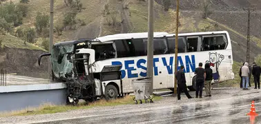 Şırnak'ta feci kaza! Yolcu otobüsü tırla çarpışıp eve çarptı