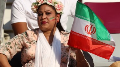 Dünya Kupası'na İran protestosu damgasını vurdu: İngiltere maçında futbolcular marşı okumadı,  taraftarlar pankart açtı