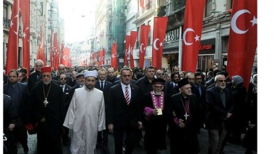 İstiklal Caddesi'nde teröre karşı birlik ve beraberlik yürüyüşü