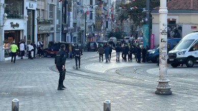 İstiklal'de hayatlarını kaybedenlerin kimlikleri açıklandı: Türkiye Arzu Özsoy,  Yağmur Uçar,  Yusuf Meydan,  Ecrin Meydan,  Adem Topkara,  Mukaddes Elif Topkara'ya ağlıyor