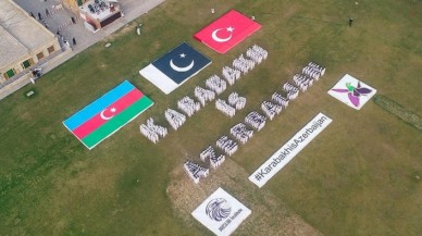 Pakistan'da yüzlerce kişi bir araya gelerek "Karabağ Azerbaycan'dır" yazısı oluşturdu