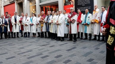 Terör saldırısının yaşandığı İstiklal Caddesi'ne Rektörler karanfil bıraktı