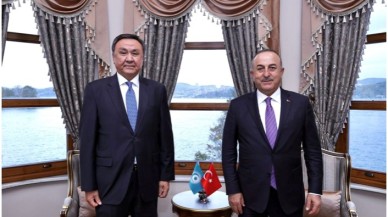 Türkiye Cumhuriyeti Dışişleri Bakanı Mevlüt Çavuşoğlu,  Türk Devletleri Teşkilatı Genel Sekreteri Büyükelçi Kubanıçbek Ömüraliyev ile bir araya geldi.