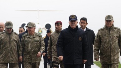 Bakan Akar,  beraberindeki komutanlarla sınır hattında