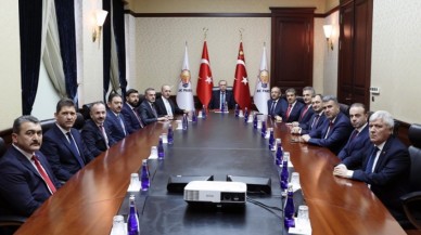 Cumhurbaşkanı Erdoğan,  CHP'li 11 büyükşehir belediyesinin AK Parti grup başkanvekillerini kabul etti