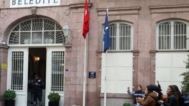 İzmir Büyükşehir Belediyesi önünde işten çıkarılanlar eylemde