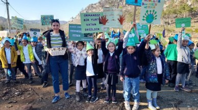 Marmaris'te ilkokul öğrencileri yanan alanlara 4 bin 250 tohum topu saçtı