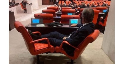 Meclis'te tepki çeken fotoğraf!  İYİ Partili Andican'ın "bütçe" keyfi