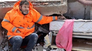 Enkaz altındaki kızının elini bırakmayan baba ilk kez konuştu