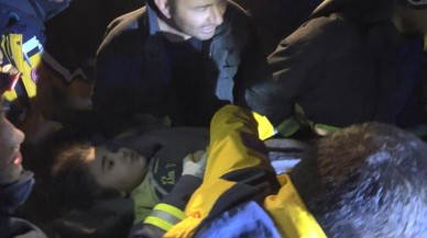 Annesi,  babası ve kardeşleri hayatını kaybetti: 10 yaşındaki Hilal,  90 saat sonra sağ kolu kesilerek enkazdan çıkarıldı