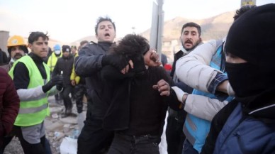 Hatay'da deprem bölgesi karıştı. Hırsızlar kamyonlarla geldi. Halkın elinden polis aldı