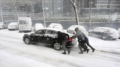 İstanbul'a kuvvetli kar yağışı geliyor. Vali saatini açıkladı: Sakın sokağa çıkmayın