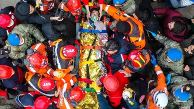 Hatay'da Derya Akdoğan,  177 saat kaldığı enkazdan çıkarıldı