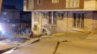 İstanbul'da neler oluyor? Yol yarıldı,  binalar tahliye edildi