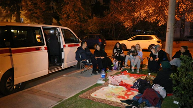 İzmir diken üstünde: Vatandaşlar sokakta sabahladı