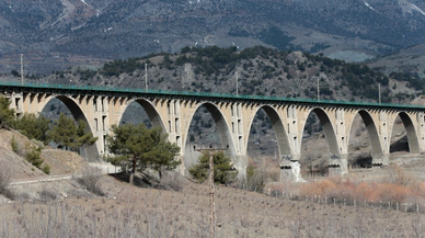 Yeni binalar yerle bir oldu. Peki Almanlar'ın 94 yıl önce yaptığı köprüye neden hiçbir şey olmadı