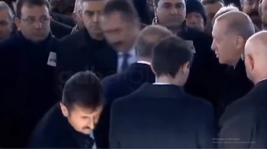 Cumhurbaşkanı Erdoğan,  Deniz Baykal'ın cenazesinde muhalefet liderlerinden yalnızca birinin elini sıktı!