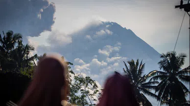 Dünyada yer yerinden oynuyor. Dev yanardağda patlama. Lavlar 100 metre yükseldi,  insanlar dehşet içinde