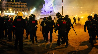 Fransa'da 1 milyon kişi sokağa indi. Paris'i ateş verdiler