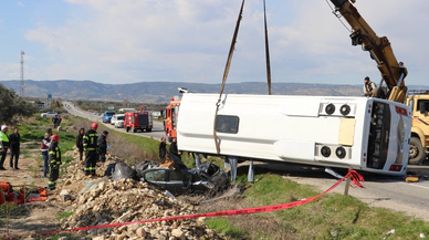 Denizli'de midibüs otomobilin üstüne devrildi: Bir turist ve Zümrüt Özdemir öldü