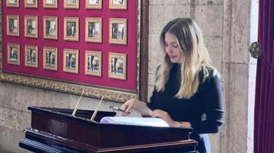 Ünlü oyuncu Anıtkabir'de gözyaşlarına boğuldu