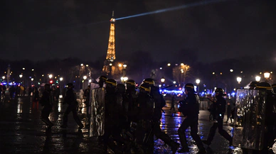 Paris'te büyük olaylar. Çatışmalar çıktı. Çok sayıda polis yaralandı 