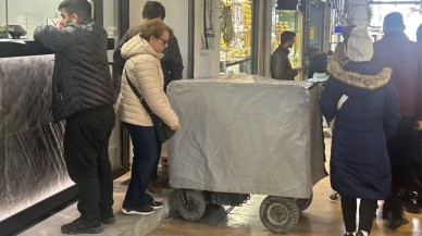 Ünlü ekonomist uyardı: Kapalıçarşı'da neler oluyor? Kim dolar topluyor?