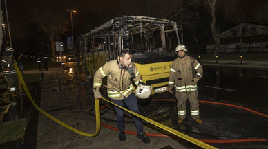 Fatih'te İETT otobüsü alev alev yandı