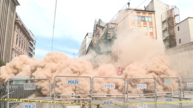 Beyoğlu'nda bina çöktü