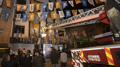 AK Parti seçim bürosu önünde silahla ateş açıldı