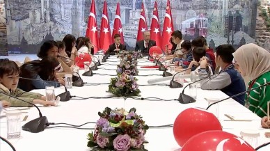 Cumhurbaşkanı Erdoğan'dan depremzede çocuklara flaş sözler. Çocuk şaşırdı: Nasıl yani?